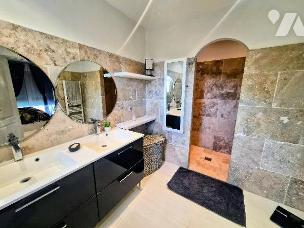 Villa en pierre de 200 m² avec piscine, T2 indépendant et garage 5 voitures au Cannet-des-Maures