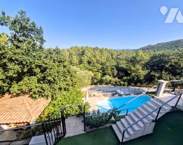 Villa en pierre de 200 m² avec piscine, T2 indépendant et garage 5 voitures au Cannet-des-Maures
