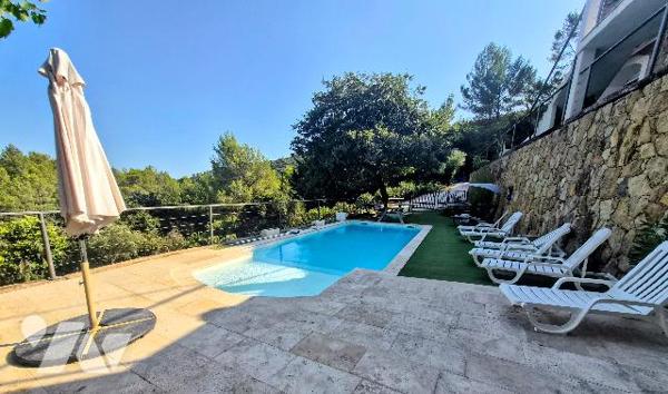 Villa en pierre de 200 m² avec piscine, T2 indépendant et garage 5 voitures au Cannet-des-Maures