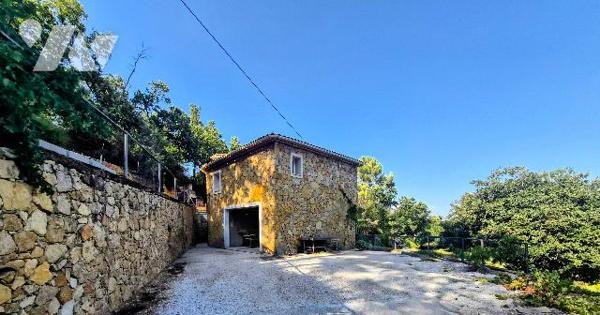 Villa en pierre de 200 m² avec piscine, T2 indépendant et garage 5 voitures au Cannet-des-Maures