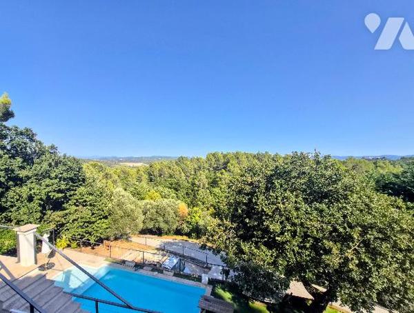 Villa en pierre de 200 m² avec piscine, T2 indépendant et garage 5 voitures au Cannet-des-Maures