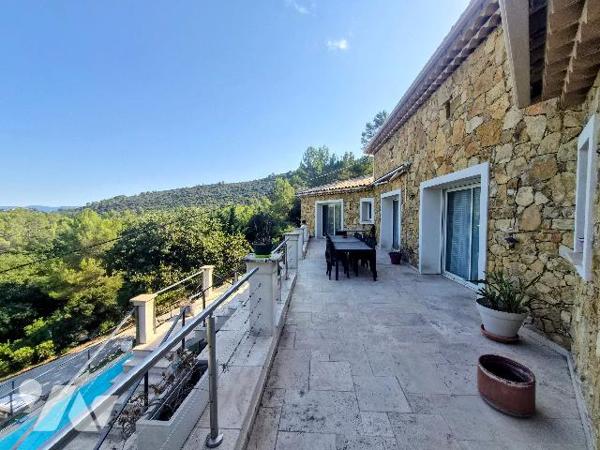 Villa en pierre de 200 m² avec piscine, T2 indépendant et garage 5 voitures au Cannet-des-Maures