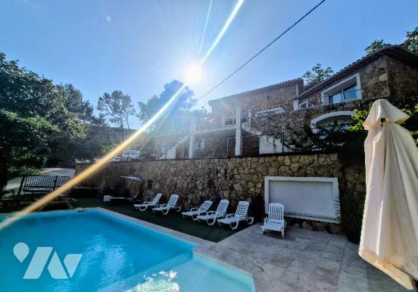 Villa en pierre de 200 m² avec piscine, T2 indépendant et garage 5 voitures au Cannet-des-Maures