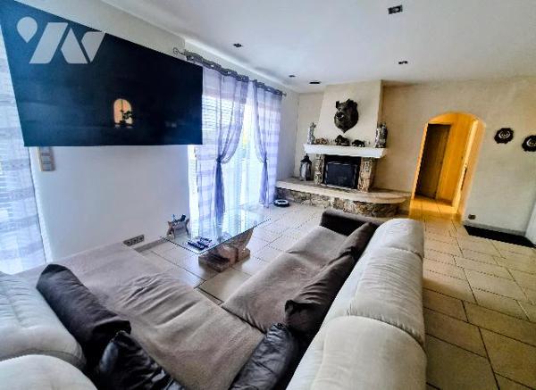 Villa en pierre de 200 m² avec piscine, T2 indépendant et garage 5 voitures au Cannet-des-Maures