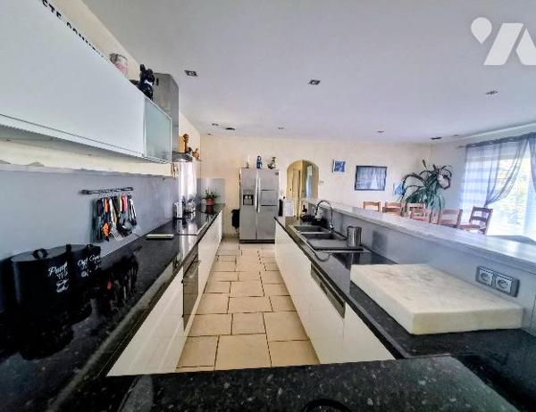 Villa en pierre de 200 m² avec piscine, T2 indépendant et garage 5 voitures au Cannet-des-Maures