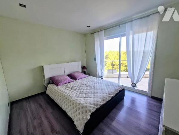 Villa en pierre de 200 m² avec piscine, T2 indépendant et garage 5 voitures au Cannet-des-Maures