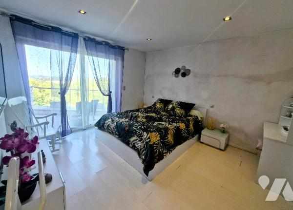 Villa en pierre de 200 m² avec piscine, T2 indépendant et garage 5 voitures au Cannet-des-Maures