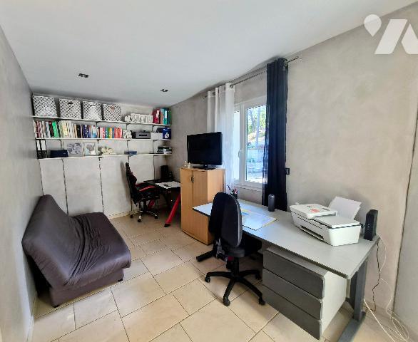 Villa en pierre de 200 m² avec piscine, T2 indépendant et garage 5 voitures au Cannet-des-Maures