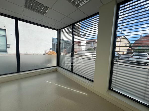 Local  professionnel ou commercial Saint-Vit 104 m2