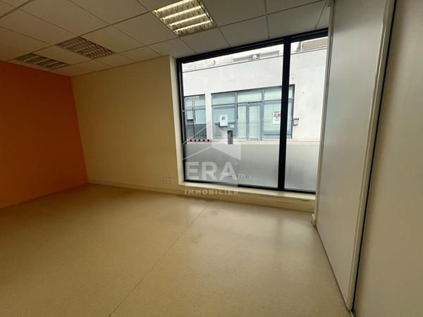 Local  professionnel ou commercial Saint-Vit 104 m2