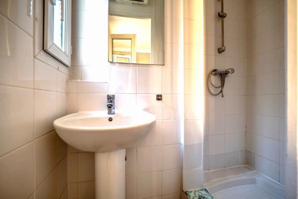 Appartement à vendre 2 pièces PARIS 20EME ARRONDISSEMENT (75) au 6eme étage sur cour avec ascenseur