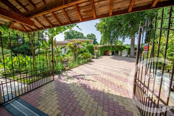 Maison à vendre  10 pièces - 222,49 m2 LE PIAN MEDOC - 33