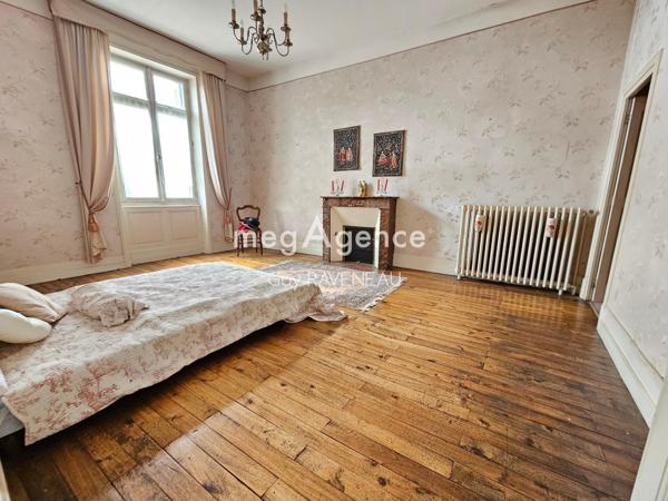 Maison à Thouars, 79100 - 10 pièces 265m²