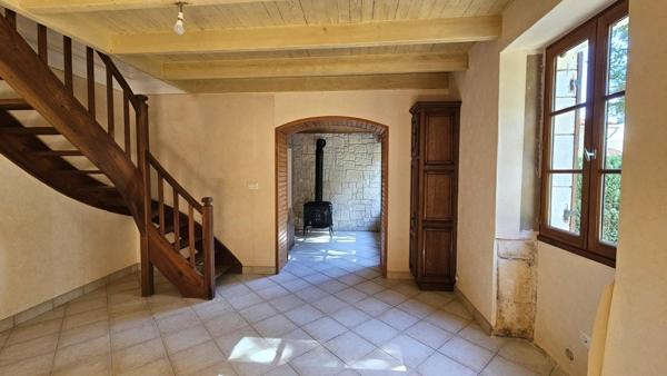 À 6 km à l’ouest de Barbezieux, charmante maison ancienne avec dépendance et jardin, idéale pour une vie de famille