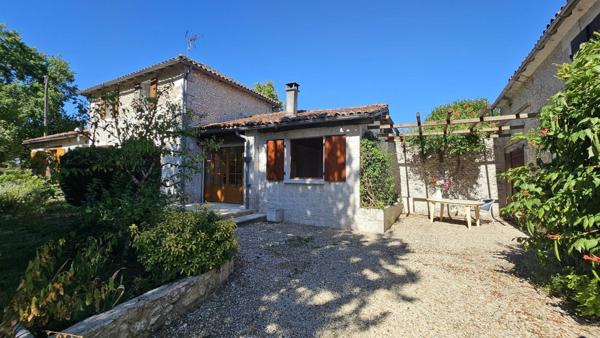 À 6 km à l’ouest de Barbezieux, charmante maison ancienne avec dépendance et jardin, idéale pour une vie de famille