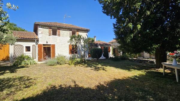 À 6 km à l’ouest de Barbezieux, charmante maison ancienne avec dépendance et jardin, idéale pour une vie de famille