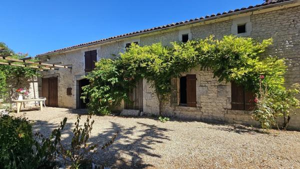 À 6 km à l’ouest de Barbezieux, charmante maison ancienne avec dépendance et jardin, idéale pour une vie de famille
