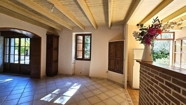 À 6 km à l’ouest de Barbezieux, charmante maison ancienne avec dépendance et jardin, idéale pour une vie de famille