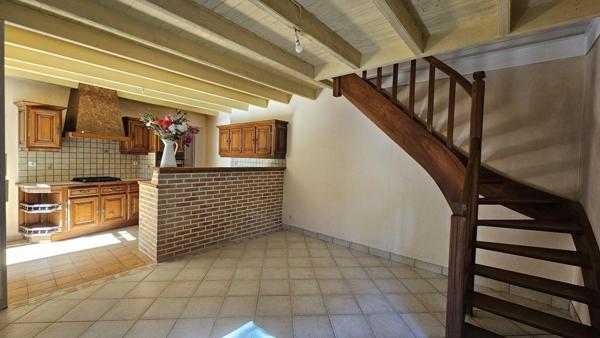 À 6 km à l’ouest de Barbezieux, charmante maison ancienne avec dépendance et jardin, idéale pour une vie de famille