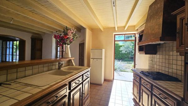 À 6 km à l’ouest de Barbezieux, charmante maison ancienne avec dépendance et jardin, idéale pour une vie de famille