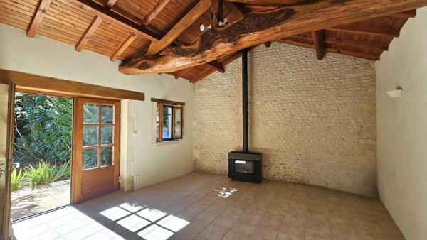 À 6 km à l’ouest de Barbezieux, charmante maison ancienne avec dépendance et jardin, idéale pour une vie de famille