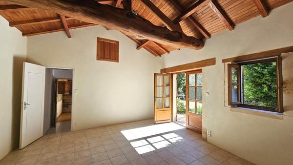 À 6 km à l’ouest de Barbezieux, charmante maison ancienne avec dépendance et jardin, idéale pour une vie de famille