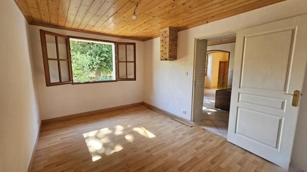 À 6 km à l’ouest de Barbezieux, charmante maison ancienne avec dépendance et jardin, idéale pour une vie de famille