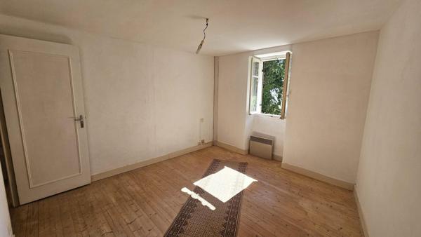 À 6 km à l’ouest de Barbezieux, charmante maison ancienne avec dépendance et jardin, idéale pour une vie de famille