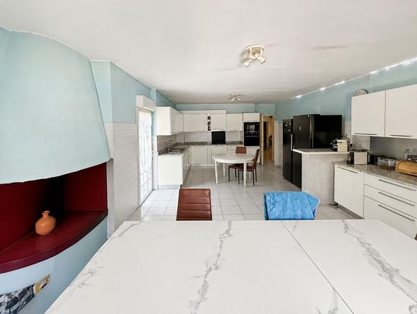 Demeure de 350 m2 + 106m2, Piscine, terrain de tennis, 3282 parcelles