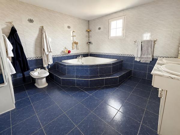 Demeure de 350 m2 + 106m2, Piscine, terrain de tennis, 3282 parcelles