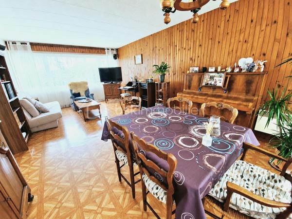 À découvrir sur Sains-en-Gohelle, maison individuelle offrant un beau potentiel après rénovation.

Elle se compose au rez-de-chaussée d’un espace de vie, d’une buanderie ainsi que d’un WC indépendant.

À l’étage, vous trouverez 3 chambres ainsi qu’une salle de bain.

Côté extérieur, la maison dispose d’un jardin sur le devant ainsi que d’un jardinet à l’arrière.

Un garage attenant à la maison vient compléter le bien.

Des travaux sont à prévoir, notamment au niveau de l’électricité, de l’isolation, des menuiseries et de la décoration.

Une maison qui n’est certes pas toute neuve, mais qui offre une belle base pour créer un intérieur entièrement à votre goût.

Taxe foncière : 1 300 €
DPE en cours

Idéale pour un premier achat, des acquéreurs souhaitant rénover à leur goût ou un projet d’investissement.

À découvrir rapidement.