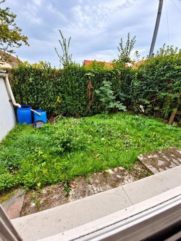 À découvrir sur Sains-en-Gohelle, maison individuelle offrant un beau potentiel après rénovation.

Elle se compose au rez-de-chaussée d’un espace de vie, d’une buanderie ainsi que d’un WC indépendant.

À l’étage, vous trouverez 3 chambres ainsi qu’une salle de bain.

Côté extérieur, la maison dispose d’un jardin sur le devant ainsi que d’un jardinet à l’arrière.

Un garage attenant à la maison vient compléter le bien.

Des travaux sont à prévoir, notamment au niveau de l’électricité, de l’isolation, des menuiseries et de la décoration.

Une maison qui n’est certes pas toute neuve, mais qui offre une belle base pour créer un intérieur entièrement à votre goût.

Taxe foncière : 1 300 €
DPE en cours

Idéale pour un premier achat, des acquéreurs souhaitant rénover à leur goût ou un projet d’investissement.

À découvrir rapidement.