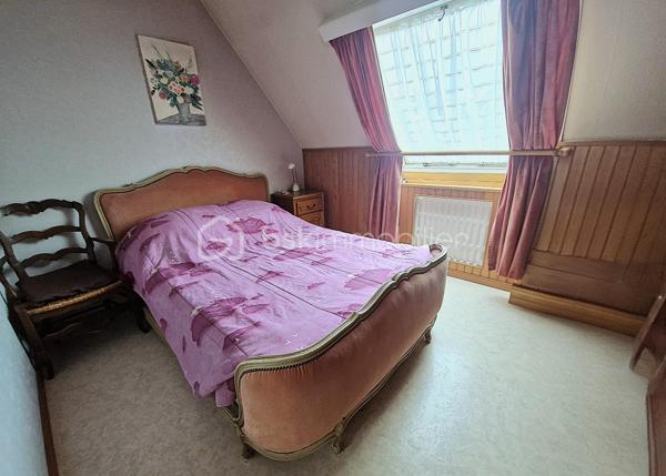 À découvrir sur Sains-en-Gohelle, maison individuelle offrant un beau potentiel après rénovation.

Elle se compose au rez-de-chaussée d’un espace de vie, d’une buanderie ainsi que d’un WC indépendant.

À l’étage, vous trouverez 3 chambres ainsi qu’une salle de bain.

Côté extérieur, la maison dispose d’un jardin sur le devant ainsi que d’un jardinet à l’arrière.

Un garage attenant à la maison vient compléter le bien.

Des travaux sont à prévoir, notamment au niveau de l’électricité, de l’isolation, des menuiseries et de la décoration.

Une maison qui n’est certes pas toute neuve, mais qui offre une belle base pour créer un intérieur entièrement à votre goût.

Taxe foncière : 1 300 €
DPE en cours

Idéale pour un premier achat, des acquéreurs souhaitant rénover à leur goût ou un projet d’investissement.

À découvrir rapidement.