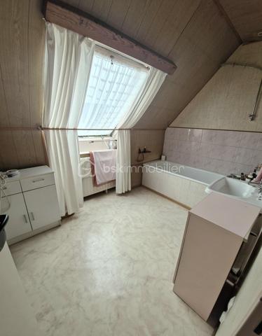 À découvrir sur Sains-en-Gohelle, maison individuelle offrant un beau potentiel après rénovation.

Elle se compose au rez-de-chaussée d’un espace de vie, d’une buanderie ainsi que d’un WC indépendant.

À l’étage, vous trouverez 3 chambres ainsi qu’une salle de bain.

Côté extérieur, la maison dispose d’un jardin sur le devant ainsi que d’un jardinet à l’arrière.

Un garage attenant à la maison vient compléter le bien.

Des travaux sont à prévoir, notamment au niveau de l’électricité, de l’isolation, des menuiseries et de la décoration.

Une maison qui n’est certes pas toute neuve, mais qui offre une belle base pour créer un intérieur entièrement à votre goût.

Taxe foncière : 1 300 €
DPE en cours

Idéale pour un premier achat, des acquéreurs souhaitant rénover à leur goût ou un projet d’investissement.

À découvrir rapidement.