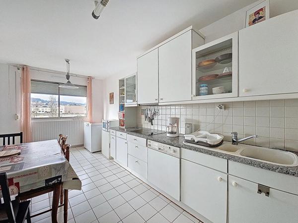 Appartement lumineux 5 pièce(s) 100.97 m² avec cave et ascenseur.