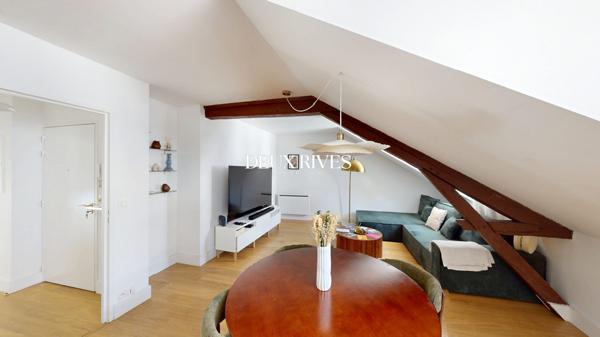 Appartement rénové au dernier étage – Cœur historique de Nantes