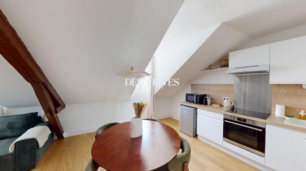 Appartement rénové au dernier étage – Cœur historique de Nantes