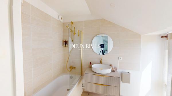 Appartement rénové au dernier étage – Cœur historique de Nantes