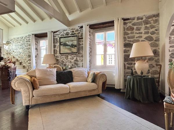 URRUGNE – CŒUR DE VILLE – APPARTEMENT D’EXCEPTION 4 PIÈCES – 107m2