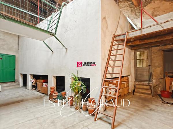 Deux Maisons en pierre à rénover au coeur de Caunes-Minervois avec 2 Garages