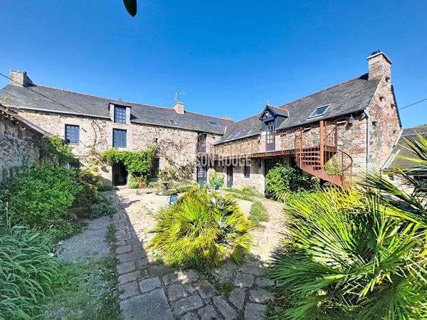 Demeure Authentique Bretonne du XVe Siècle - Propriété de Caractère avec Gîtes, Sauna, Piscine et Cadre Bucolique