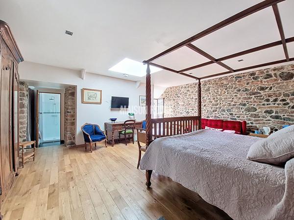 Demeure Authentique Bretonne du XVe Siècle - Propriété de Caractère avec Gîtes, Sauna, Piscine et Cadre Bucolique