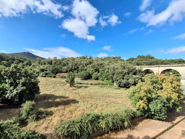 BEDARIEUX appartement lumineux, vue dégagée, dépendances avec jardinet