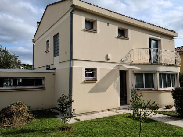 Maison 4 chambres et 1 bureau, garage et jardin.