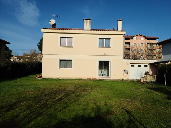 Maison 4 chambres et 1 bureau, garage et jardin.