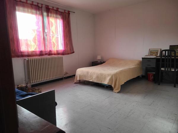 Maison 4 chambres et 1 bureau, garage et jardin.