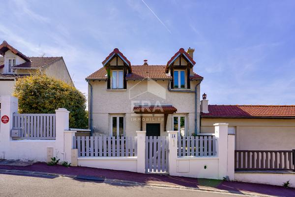 Sèvres Châtaigneraie - Maison de 112,46 m² avec cinq chambres et terrasse arborée