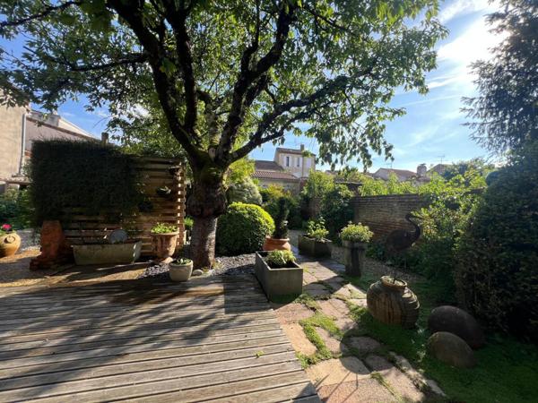 Maison rénovée de 245m² avec jardin à Tonneins – Centre-ville