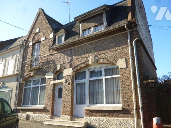 Maison 7 pièces, cour, garage séparé.