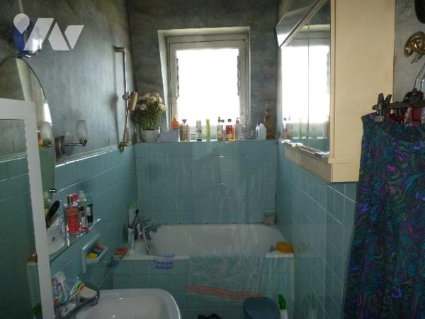 Maison 7 pièces, cour, garage séparé.